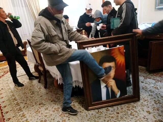 Kırgızistan'da olaylı gece! Eski cumhurbaşkanı Atambayev hapisten kaçırıldı, Cumhurbaşkanlığı Sarayı işgal edildi