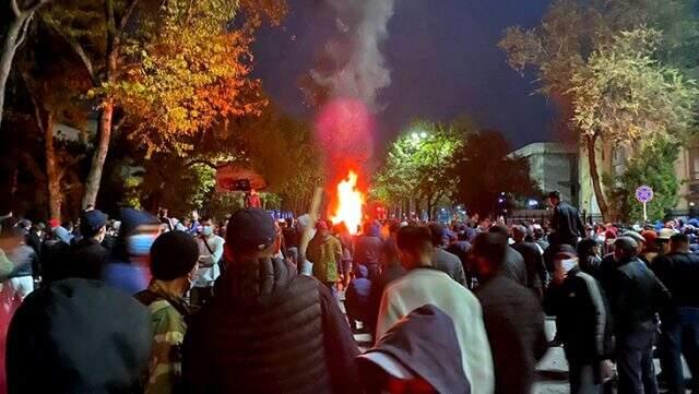 Kırgızistan'da olaylı gece! Eski cumhurbaşkanı Atambayev hapisten kaçırıldı, Cumhurbaşkanlığı Sarayı işgal edildi