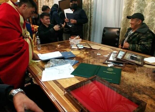 Kırgızistan'da olaylı gece! Eski cumhurbaşkanı Atambayev hapisten kaçırıldı, Cumhurbaşkanlığı Sarayı işgal edildi