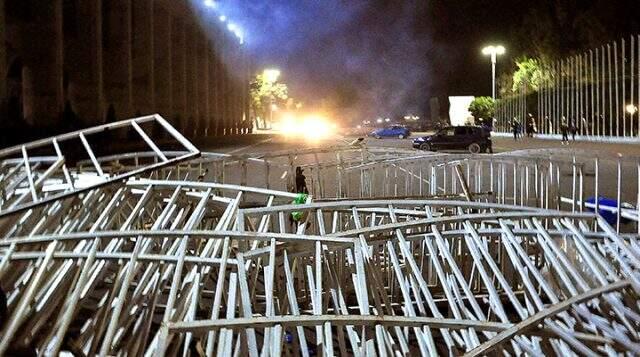 Kırgızistan'da olaylı gecenin ilk fotoğrafları! Eski cumhurbaşkanı Atambayev hapisten kaçırıldı, Cumhurbaşkanlığı Sarayı işgal edildi