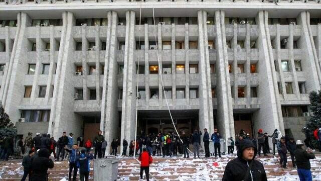 Kırgızistan'da olaylı gecenin ilk fotoğrafları! Eski cumhurbaşkanı Atambayev hapisten kaçırıldı, Cumhurbaşkanlığı Sarayı işgal edildi