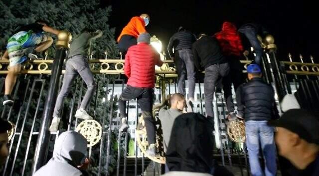 Kırgızistan'da olaylı gecenin ilk fotoğrafları! Eski cumhurbaşkanı Atambayev hapisten kaçırıldı, Cumhurbaşkanlığı Sarayı işgal edildi