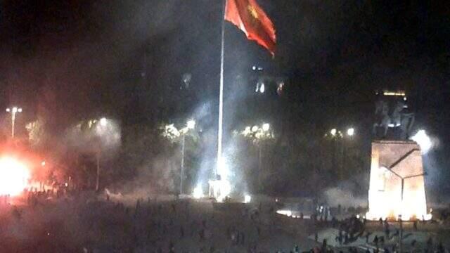 Kırgızistan'da olaylı gecenin ilk fotoğrafları! Eski cumhurbaşkanı Atambayev hapisten kaçırıldı, Cumhurbaşkanlığı Sarayı işgal edildi