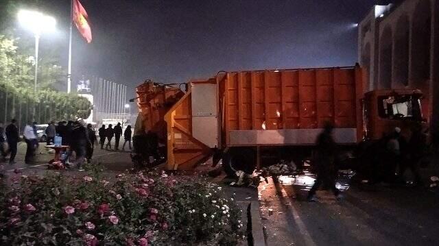 Kırgızistan'da seçim sonuçlarını protesto eden göstericiler Cumhurbaşkanlığı Sarayı'nı işgal etti