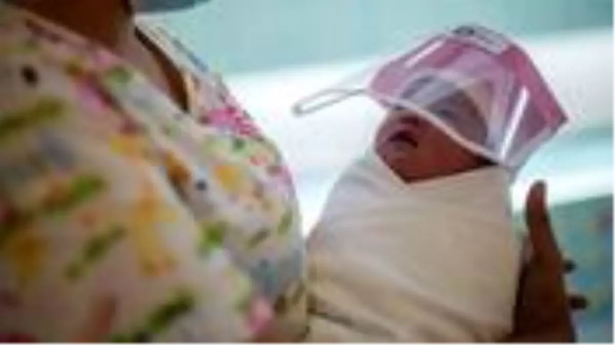 Bebeği olanlara 10 bin dolara kadar yardım yapan Singapur, salgında çocuğu olana bir seferlik ek ödeme yapacak