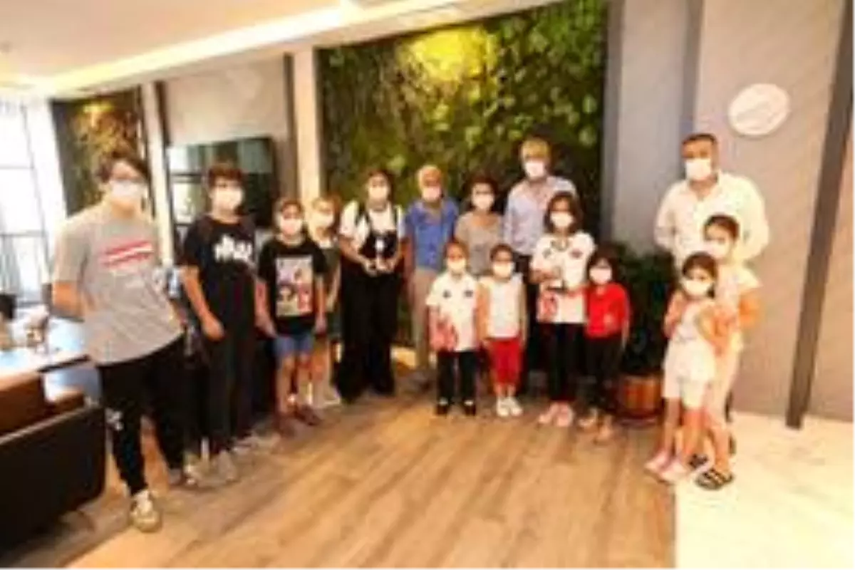 Küçük satranççılar madalya sevincini Başkan Tarhan'la paylaştı