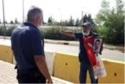 Gözü yaşlı baba, öldürülen oğlu için adliye önünde şah damarına bıçak dayadı