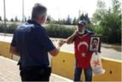 Gözü yaşlı baba, öldürülen oğlu için adliye önünde şah damarına bıçak dayadı