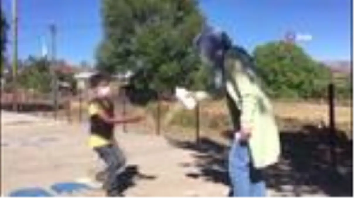 Öğrenciler istedi, öğretmen sınıfı bahçeye kurdu