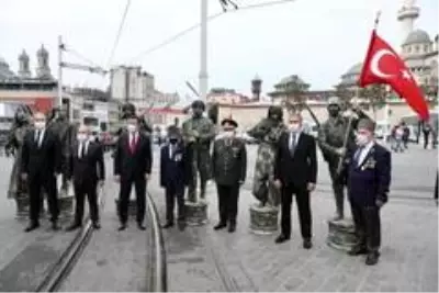 - Taksim'de İstanbul'un Kurtuluşu'nun 96. Yıldönümü için tören - Taksim'de İstanbul'un Kurtuluşu'nun 96. Yıldönümü için tören