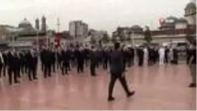 - Taksim'de İstanbul'un Kurtuluşu'nun 96. Yıldönümü için tören - Taksim'de İstanbul'un Kurtuluşu'nun 96. Yıldönümü için tören
