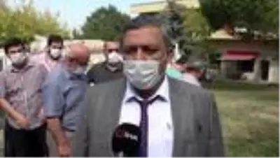 Tarladan topladıkları patatesleri sağlık çalışanlarına dağıttılar