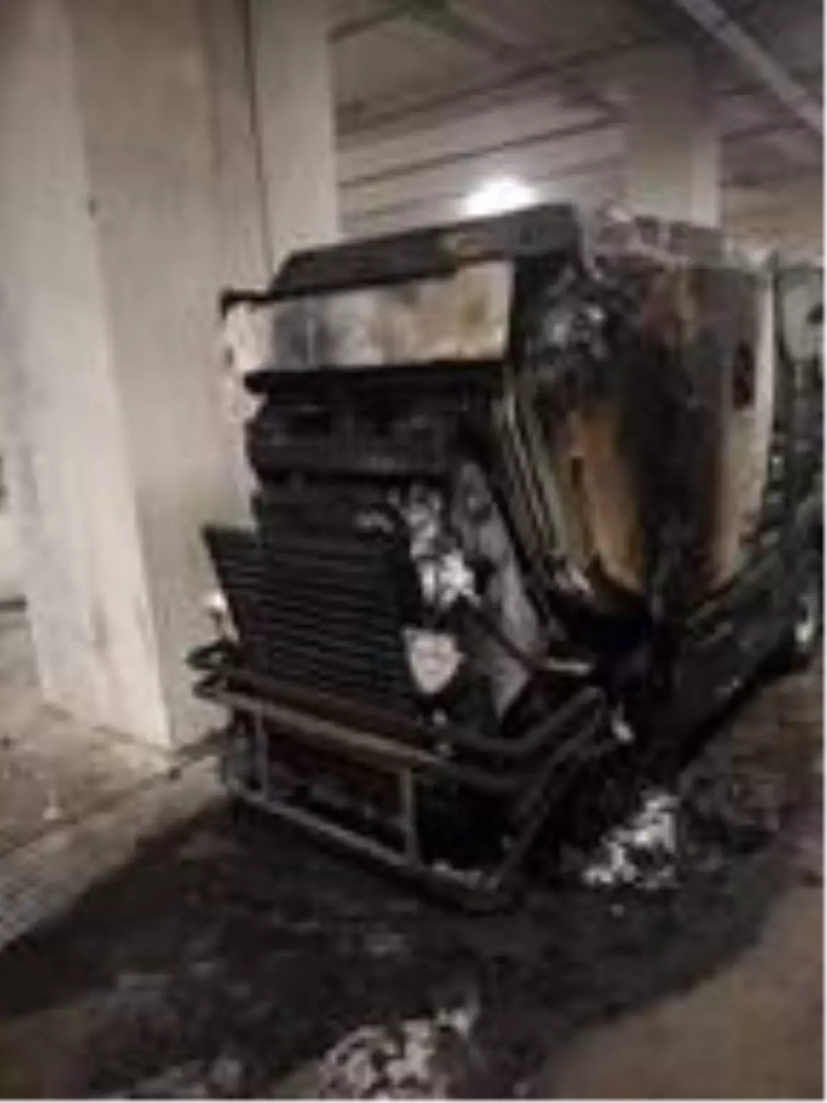 Üniversitenin otoparkında çıkan yangında 3 araç hasar gördü