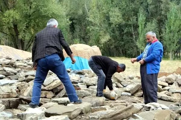 Yılan korkusuyla yeni ev yapıyorlar Yılan korkusuyla yeni ev yapıyorlar