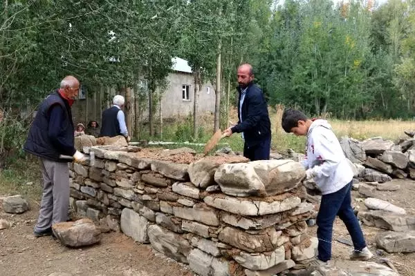 Yılan korkusuyla yeni ev yapıyorlar Yılan korkusuyla yeni ev yapıyorlar