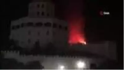 Son dakika haberi: Estergon Kalesi alev alev yandı Son dakika haberi: Estergon Kalesi alev alev yandı