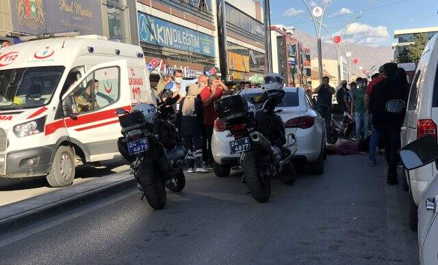 Annesine otomobille çarpan sürücüyü tekme tokat darbetti