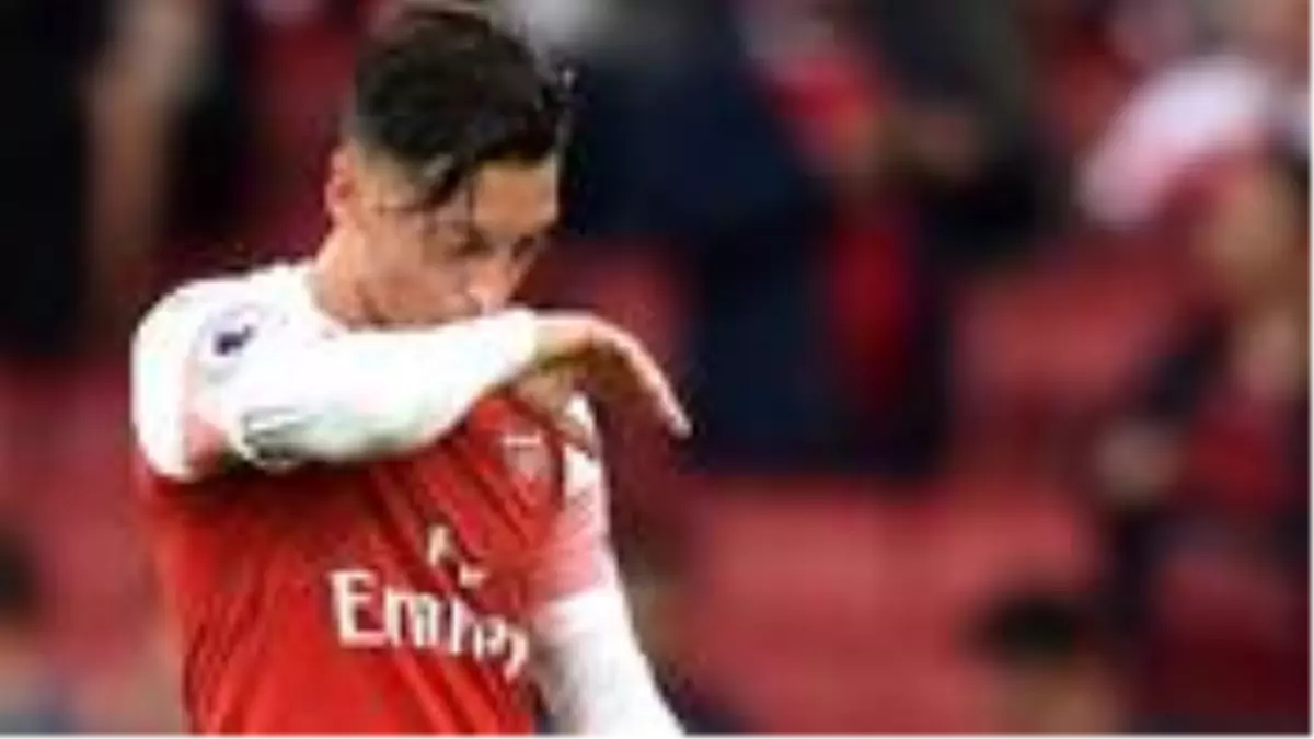 Arsenal, Mesut Özil'i Avrupa Ligi kadrosundan çıkardı