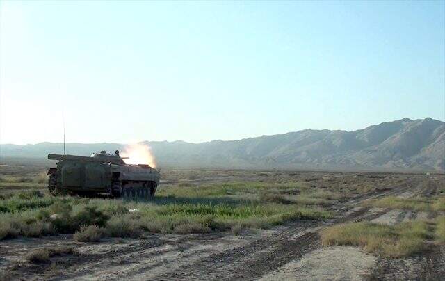 Azerbaycan ordusu askeri araçla kaçmaya çalışan Ermeni subayını yakaladı