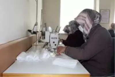 Bingöl Halk Eğitim Merkezi'nde 50 bin maske üretilip dağıtıldı Bingöl Halk Eğitim Merkezi'nde 50 bin maske üretilip dağıtıldı