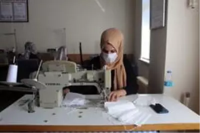 Bingöl Halk Eğitim Merkezi'nde 50 bin maske üretilip dağıtıldı Bingöl Halk Eğitim Merkezi'nde 50 bin maske üretilip dağıtıldı