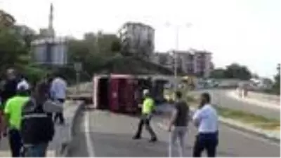 Devrilen demir yüklü tır ulaşımı aksattı Devrilen demir yüklü tır ulaşımı aksattı