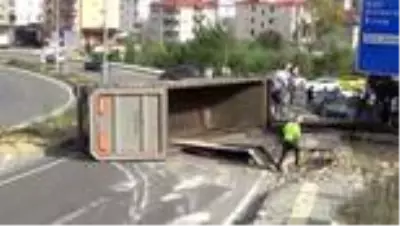 Devrilen demir yüklü tır ulaşımı aksattı Devrilen demir yüklü tır ulaşımı aksattı