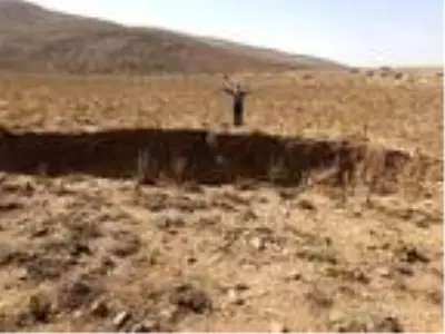 Hastane yanındaki sulama kanalına düşen otomobilde mahsur kalan kadını hasta yakını... Hastane yanındaki sulama kanalına düşen otomobilde mahsur kalan kadını hasta yakını...