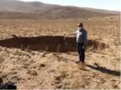 Hastane yanındaki sulama kanalına düşen otomobilde mahsur kalan kadını hasta yakını... Hastane yanındaki sulama kanalına düşen otomobilde mahsur kalan kadını hasta yakını...