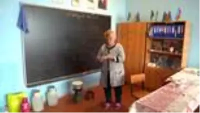 Ermenistan'ın saldırıları nedeniyle köylerini boşaltan Azerbaycanlılar okullara sığınıyor