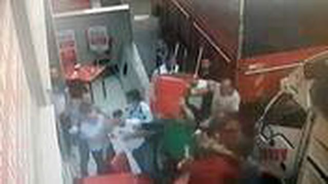 Esenyurt'ta pazarcıların levyeli sandalyeli yer kavgası kamerada