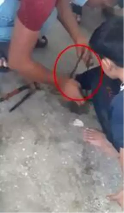 Evdeki yangında zincirli bulunan çocuk: Çok korktum Evdeki yangında zincirli bulunan çocuk: Çok korktum