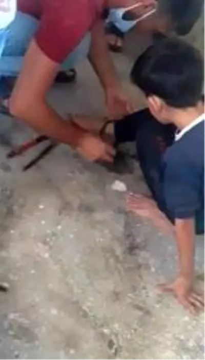Evdeki yangında zincirli bulunan çocuk: Çok korktum Evdeki yangında zincirli bulunan çocuk: Çok korktum