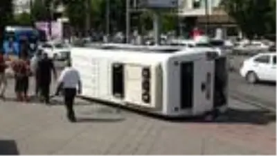 Kavşağı dönerken hafif ticari araca çarpan yolcu minibüsü yan yattı 3 yaralı Kavşağı dönerken hafif ticari araca çarpan yolcu minibüsü yan yattı 3 yaralı
