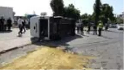 Kavşağı dönerken hafif ticari araca çarpan yolcu minibüsü yan yattı 3 yaralı Kavşağı dönerken hafif ticari araca çarpan yolcu minibüsü yan yattı 3 yaralı