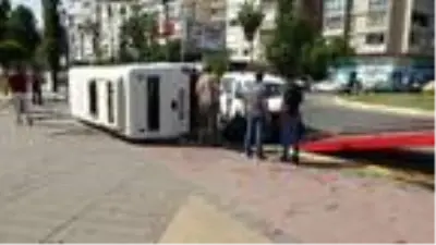 Kavşağı dönerken hafif ticari araca çarpan yolcu minibüsü yan yattı 3 yaralı Kavşağı dönerken hafif ticari araca çarpan yolcu minibüsü yan yattı 3 yaralı