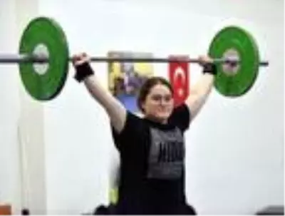 Halter kaldırmaktan elleri nasır tutsa da hayallerinden vazgeçmedi