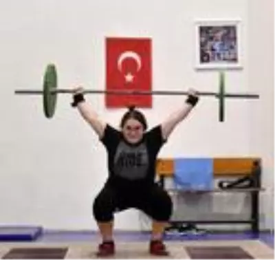 Halter kaldırmaktan elleri nasır tutsa da hayallerinden vazgeçmedi