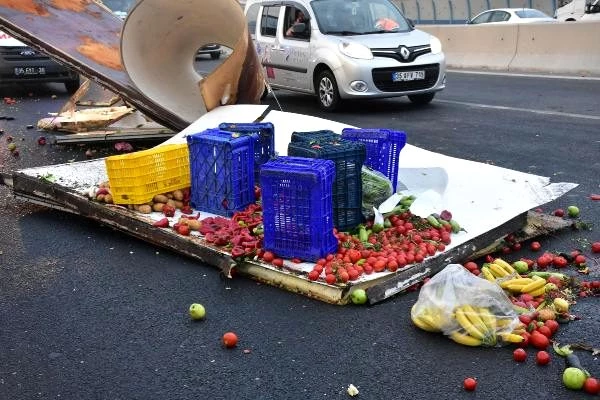 Kamyonet, başka bir kamyonete çarptı; meyve ve sebzeler yola saçıldı