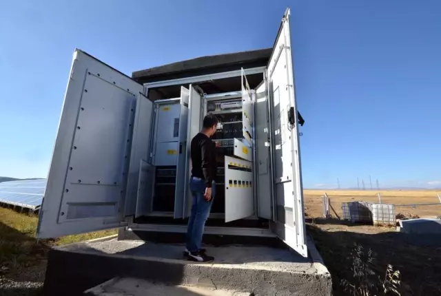 Kars'ta güneş enerjisi panelleriyle elektrik üretim tesisi kuran mühendis, 3 bin hanenin elektrik ihtiyacını karşılıyor Kars'ta güneş enerjisi panelleriyle elektrik üretim tesisi kuran mühendis, 3 bin hanenin elektrik ihtiyacını karşılıyor