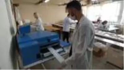 Keşan'da meslek lisesi öğrencileri maske üretimine devam ediyor Keşan'da meslek lisesi öğrencileri maske üretimine devam ediyor