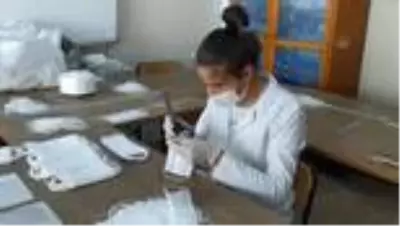 Keşan'da meslek lisesi öğrencileri maske üretimine devam ediyor Keşan'da meslek lisesi öğrencileri maske üretimine devam ediyor