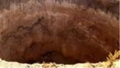 Konya'da 30 metre çapında 20 metre derinliğinde obruk oluştu Konya'da 30 metre çapında 20 metre derinliğinde obruk oluştu