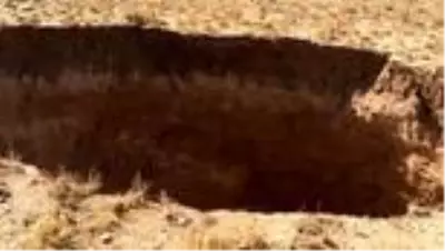 Konya'da 30 metre çapında 20 metre derinliğinde obruk oluştu Konya'da 30 metre çapında 20 metre derinliğinde obruk oluştu