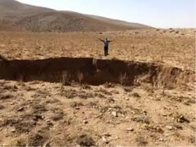 Konya'da 30 metre çapında 20 metre derinliğinde obruk oluştu Konya'da 30 metre çapında 20 metre derinliğinde obruk oluştu