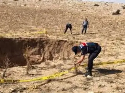 Konya'da 30 metre çapında 20 metre derinliğinde obruk oluştu Konya'da 30 metre çapında 20 metre derinliğinde obruk oluştu
