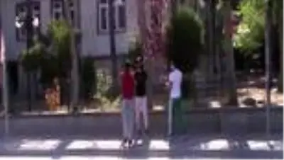 Maskesini doğru takanlar konfetiler eşliğinde parayla ödüllendiriliyor