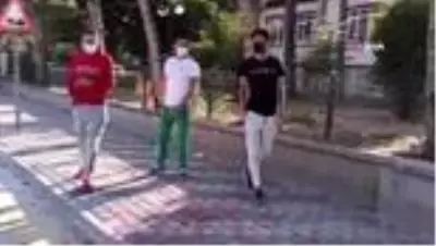 Maskesini doğru takanlar konfetiler eşliğinde parayla ödüllendiriliyor