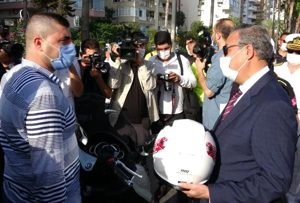 Mersin'de motosiklet sürücülerine kask hediye edildi - Haber