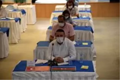 Milas'ta meclis üyelerine Azerbaycan ve Türk Bayrağı hediye edildi Milas'ta meclis üyelerine Azerbaycan ve Türk Bayrağı hediye edildi